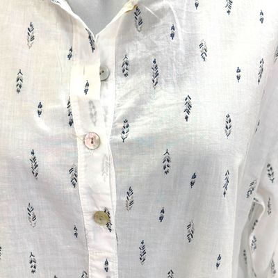 **HOY** Blusa de manga larga con hojitas color Blanco y azul Talla ÚNICA