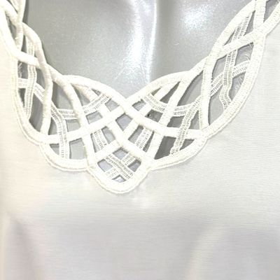 **HOY** Blusa sin mangas con bordados color Blanco Talla 48