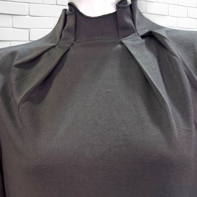 **HOY** Vestido de manga corta y cuello cerrado color Negro Talla M