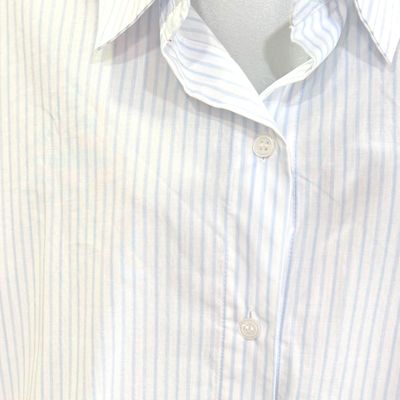 **HOY** Camisa de manga larga cropped DIVIDED color Blanco y celeste  Talla L