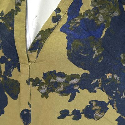 **HOY** Blusa de manga corta de flores H&M color Verde militar y azul marino Talla 34 (grande)