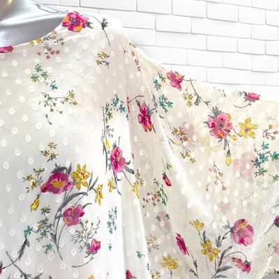 **HOY** Blusa de florecitas color Blanco y varios Talla ÚNICA GRANDE