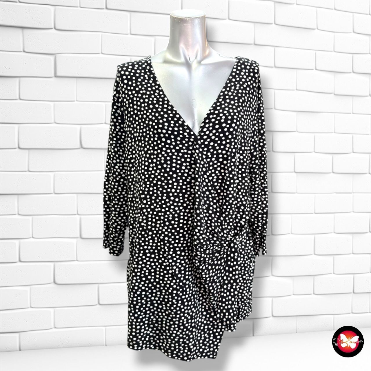 **HOY** Blusa de lunares  color Negro y blanco Talla 2XL