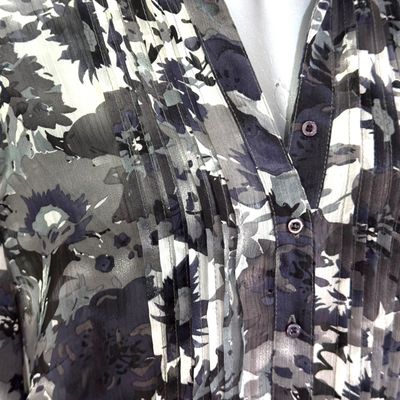 **HOY** Camisa traslúcida color Negro, gris y blanco Talla 50
