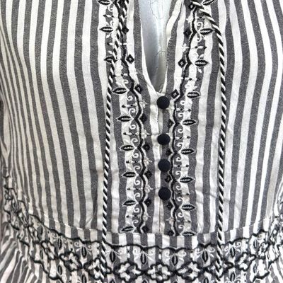 **HOY** Vestido de media manga de rayitas VERO MODA color Blanco y negro Talla S