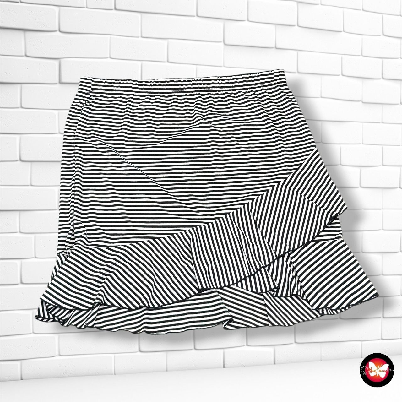 **HOY** Falda de rayitas JANINA color Negro y blanco Talla 46