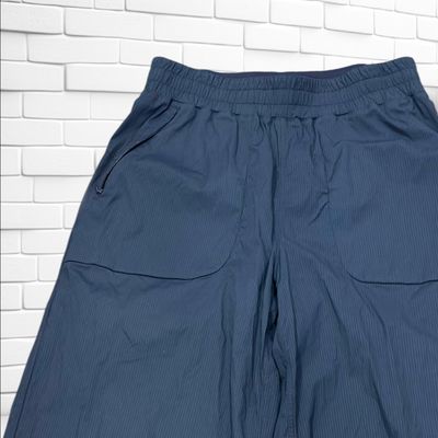 **HOY** Pantalón deportivo cortavientos color Azul marino Talla S