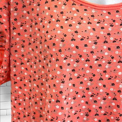 **HOY** Camiseta de manga corta de florecitas color Coral Talla ÚNICA GRANDE