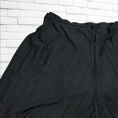 **HOY** Short plisado AMISU color Negro Talla 40