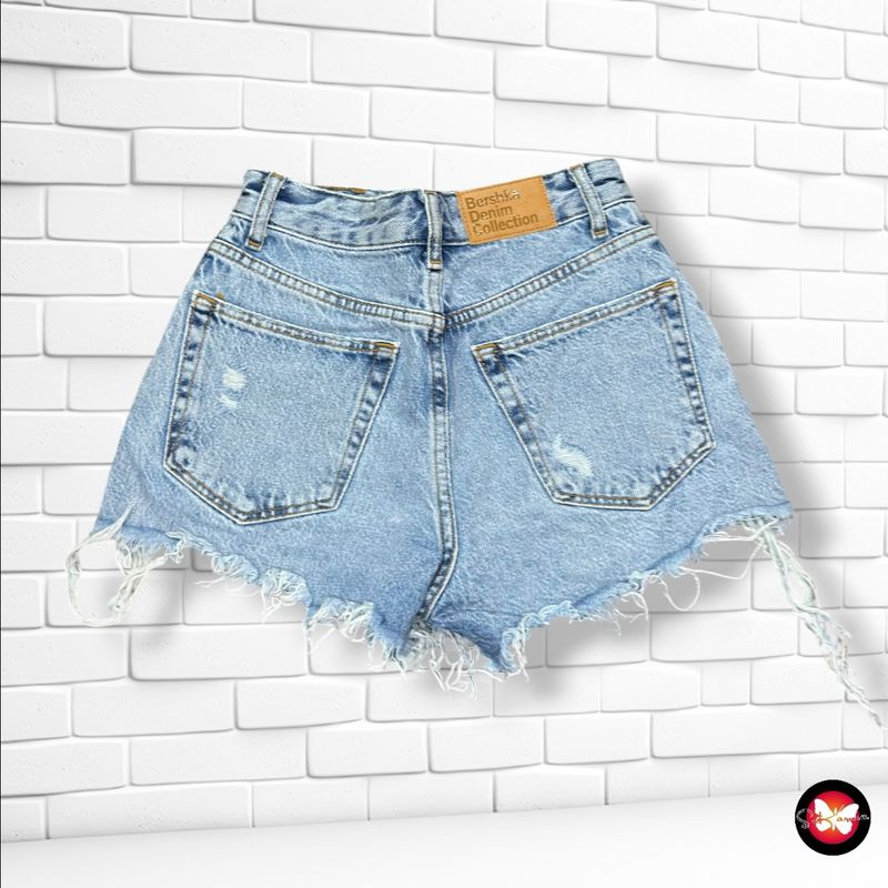Short BERSHKA color Azul vaquero Talla 32