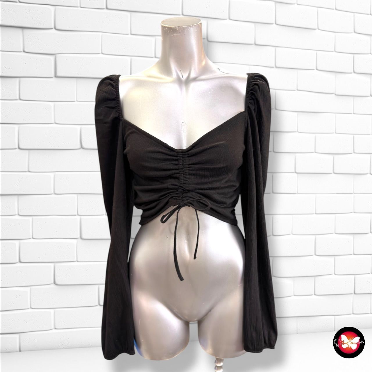**HOY** Blusa cropped de manga larga DIVIDED color Negro Talla M