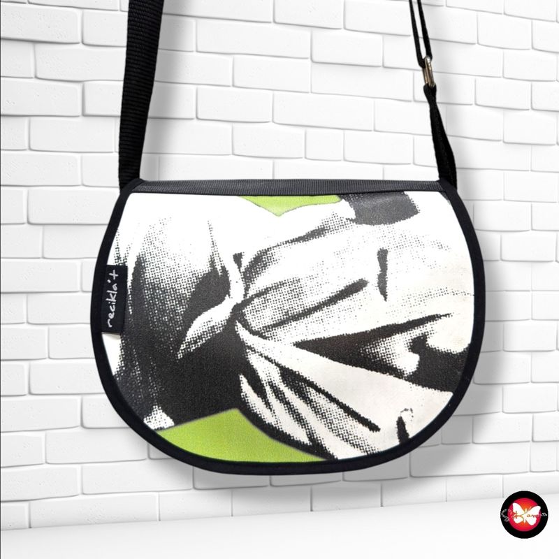 **HOY** Bolso bandolera de materiales reciclados RECIKLA’T color Verde, blanco y negro Talla PEQUEÑO