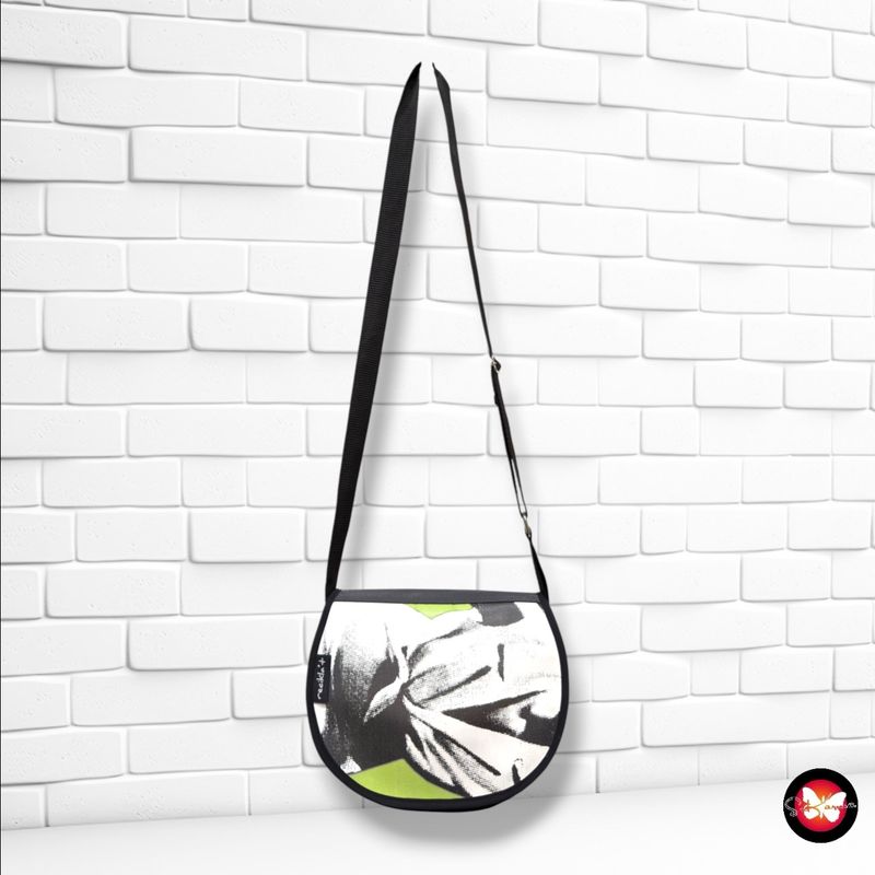 **HOY** Bolso bandolera de materiales reciclados RECIKLA’T color Verde, blanco y negro Talla PEQUEÑO