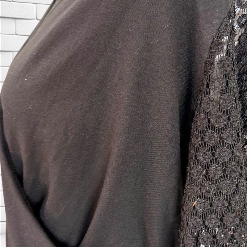 **HOY** Camiseta escote cruzado y mangas de encaje SHEIN color Negro Talla S