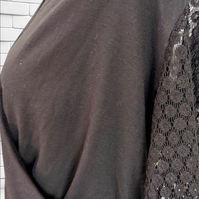 **HOY** Camiseta escote cruzado y mangas de encaje SHEIN color Negro Talla S