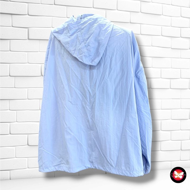 **HOY** Chaqueta deportiva cortavientos  color Celeste Talla 48