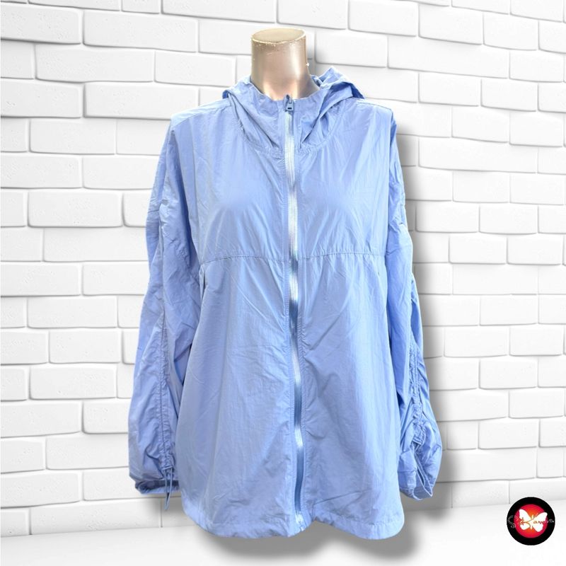 **HOY** Chaqueta deportiva cortavientos  color Celeste Talla 48