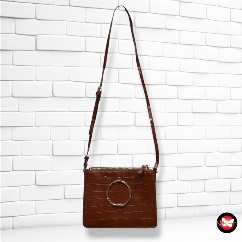 **HOY** Bolso bandolera efecto cocodrilo MANGO color Marrón Talla PEQUEÑO