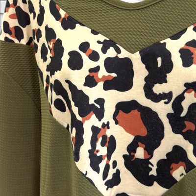 **HOY** Blusa de manga larga SHEIN CURVE color Verde y animal print Talla 2XL (grande)