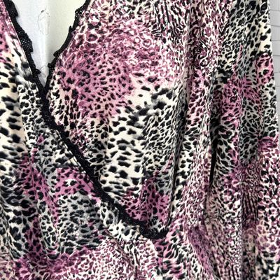 **HOY** Camiseta de manga larga escote cruzado  color Violeta, blanco y negro Talla XL