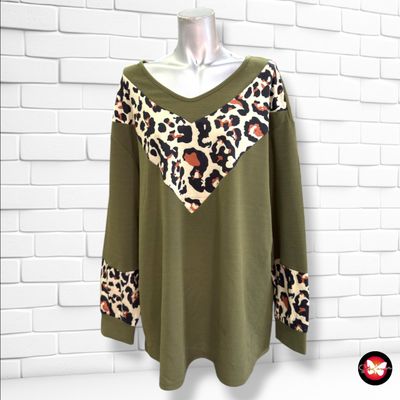 **HOY** Blusa de manga larga SHEIN CURVE color Verde y animal print Talla 2XL (grande)