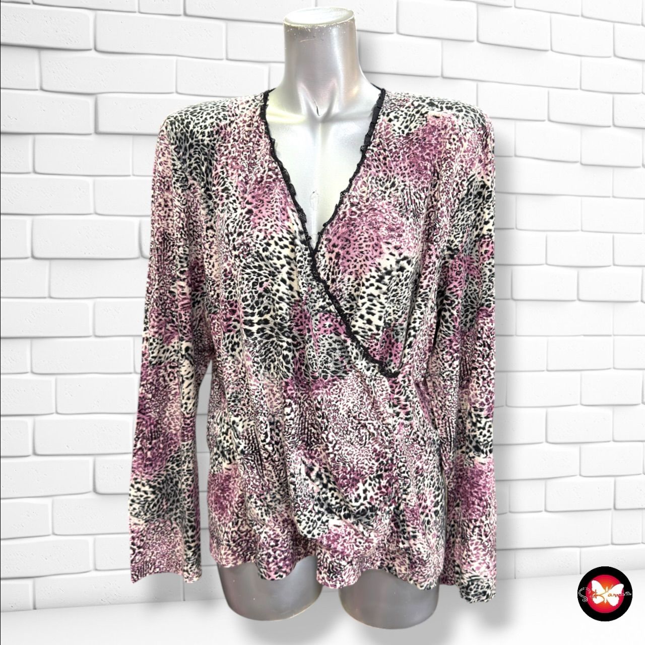 **HOY** Camiseta de manga larga escote cruzado  color Violeta, blanco y negro Talla XL