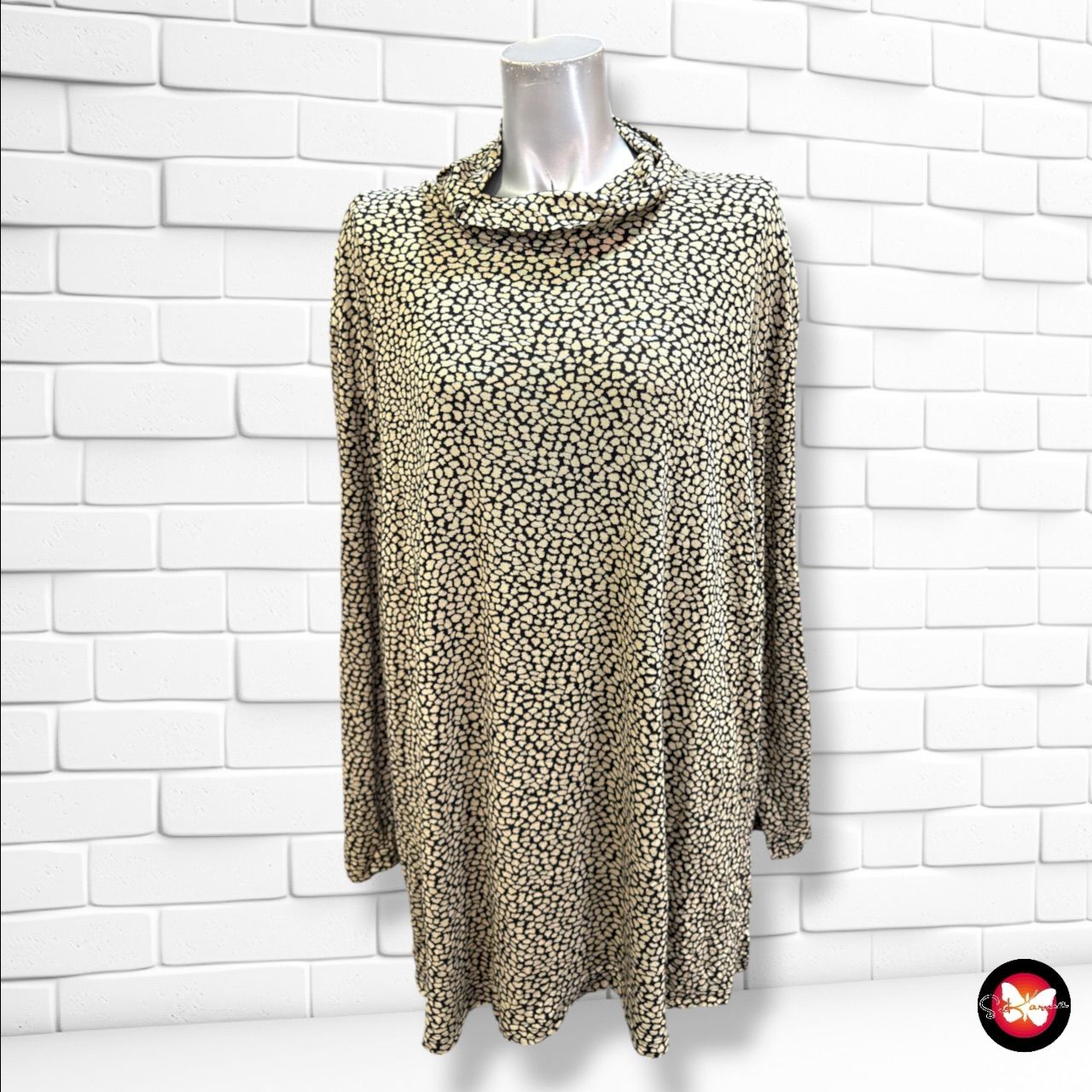 **HOY** Camiseta de manga larga y cuello alto  color Negro y beige Talla 4XL