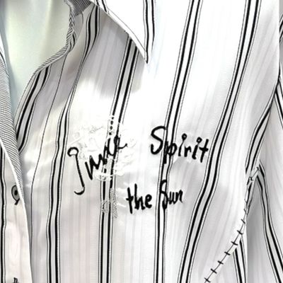 **HOY** Camisa de media manga de rayitas BONITA color Blanco y negro Talla 48
