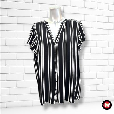 **HOY** Camisa de manga corta de rayitas BODYFLIRT color Negro y blanco Talla 46
