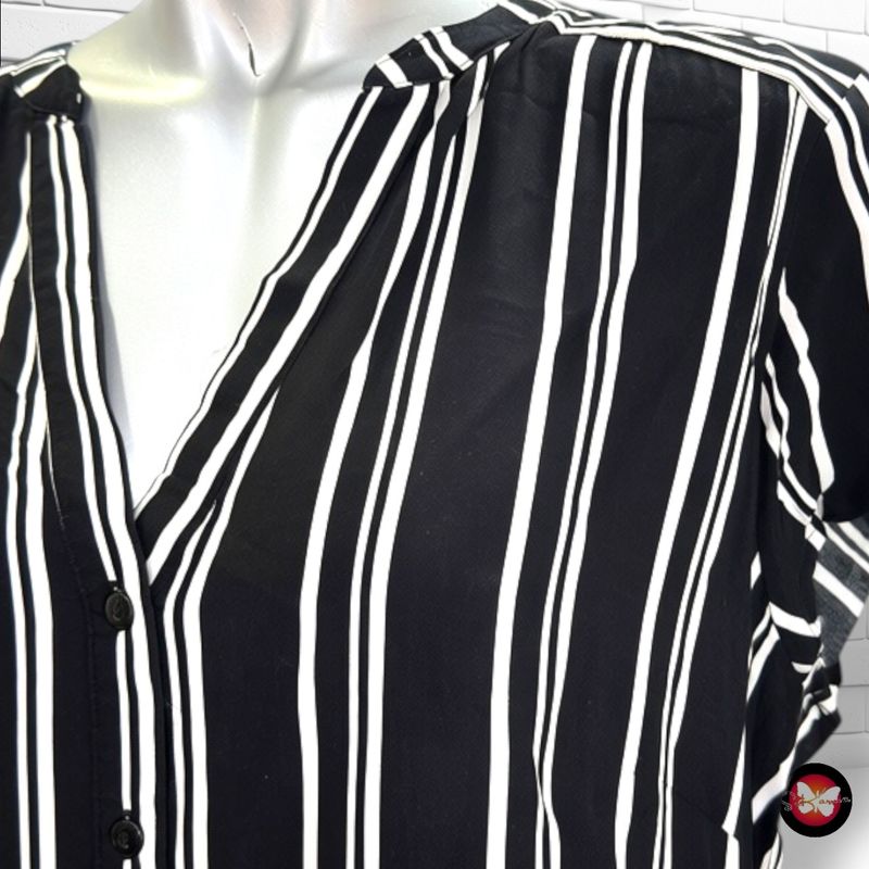 **HOY** Camisa de manga corta de rayitas BODYFLIRT color Negro y blanco Talla 46