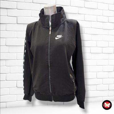**HOY** Chaqueta sudadera tipo Nike  color Negro Talla XL (pequeña)