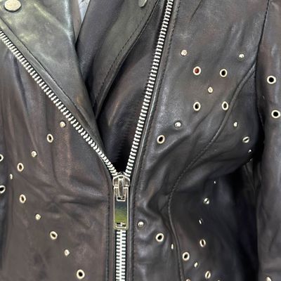 **HOY** Cazadora de piel con tachas CORTEFIEL color Negro Talla L