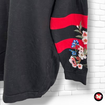 **HOY** Sudadera con bordados  color Negro y rojo Talla XL