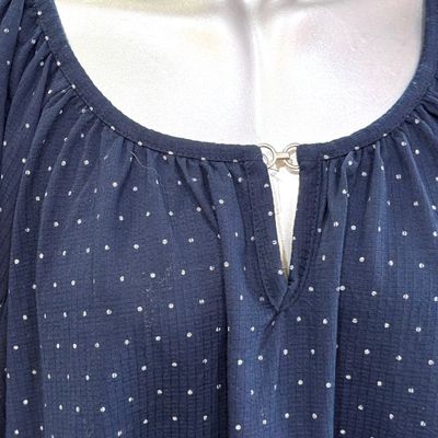 **HOY** Blusa de lunarcitos GINA BENOTTI color Azul marino y blanco Talla 52/54