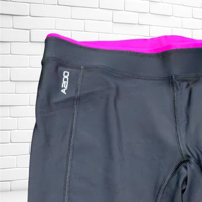 **HOY** Mallas deportivas SKINS color Negro y magenta Talla M (pequeña)