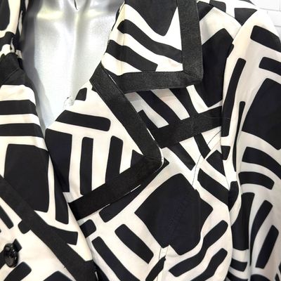 **HOY** Gabardina impermeable LIV color Negro y blanco Talla 42
