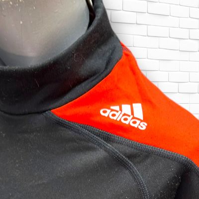 **HOY** Camiseta deportiva térmica ADIDAS color Negro y rojo Talla M