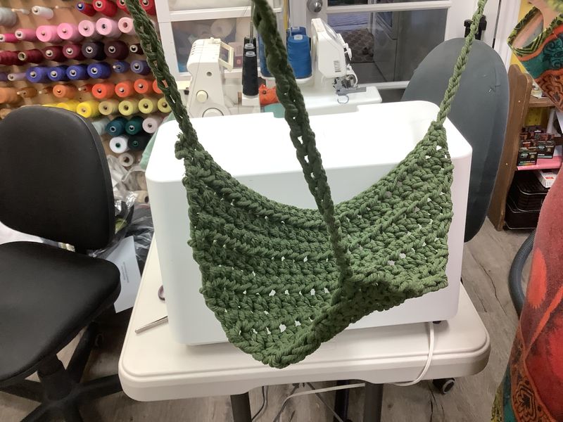 Triangular corner hammock for reptiles