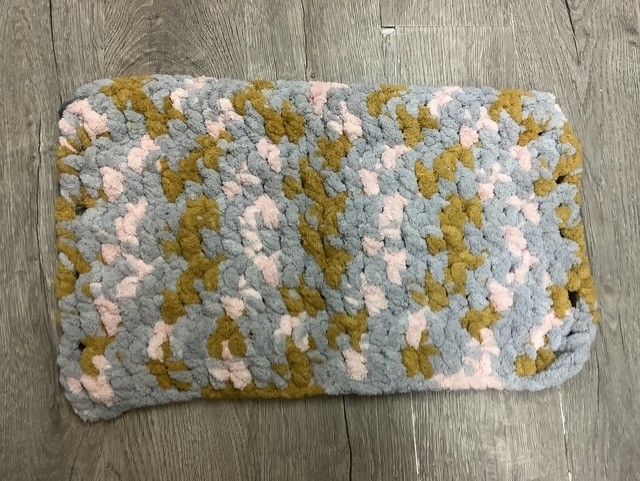 Comforter/ caterpillar bed for dogs and cats