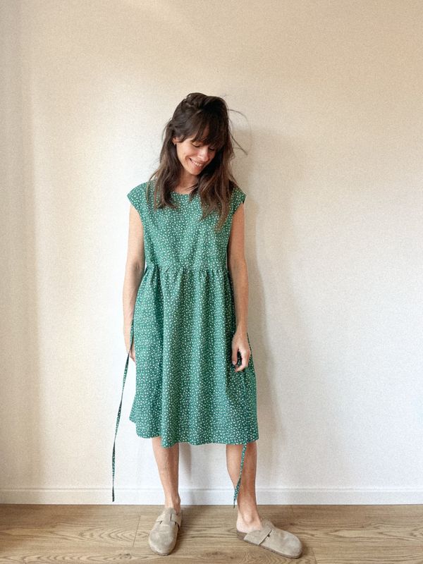 Sukienka z wiązaniem w pasie MIMI /GREEN/