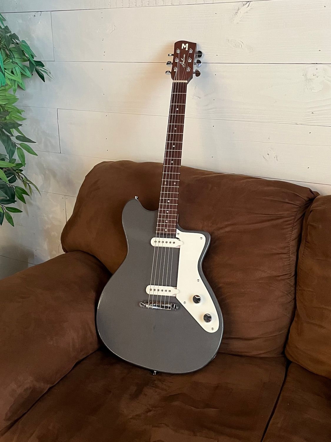 Airliner - Metallic Gray