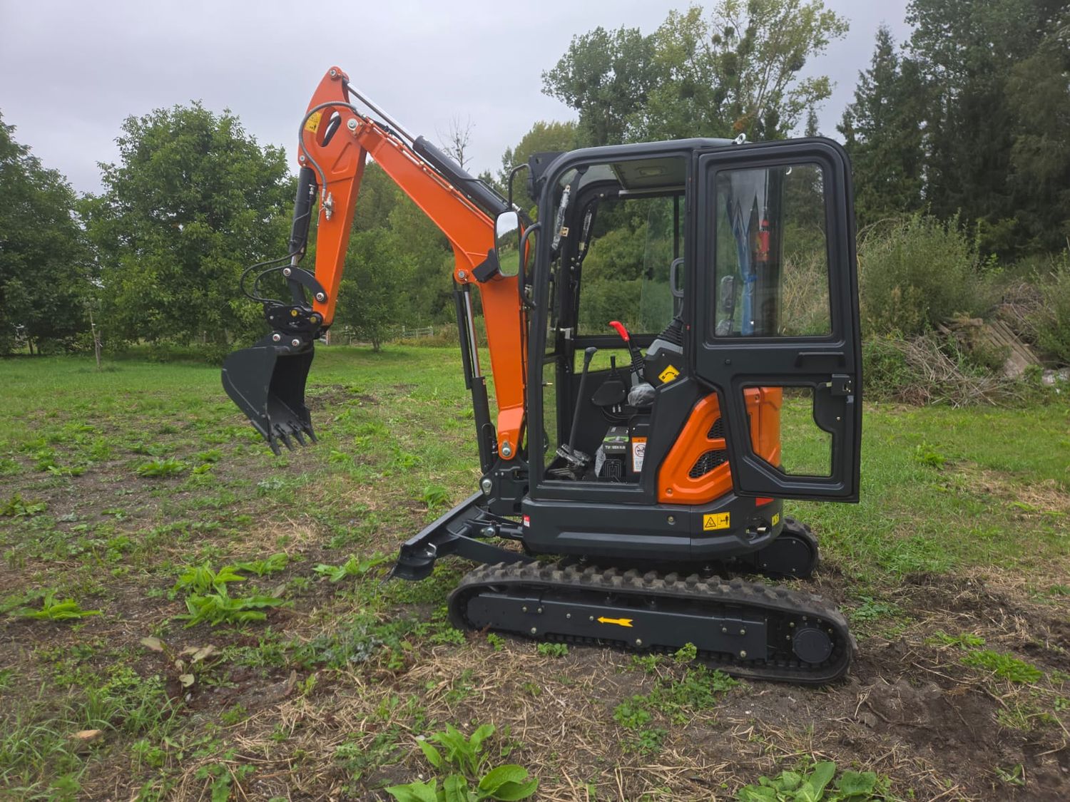 MINI PELLE NEUVE Modèle HH25 AVEC CANOPY (2500kg) (prix hors taxes) MINI PELLE NEUVE Modèle HH25 AVEC CANOPY (2500kg) (prix hors taxes)