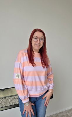 Sweater Lola - Frisse strepen in lila en koraal Sweater Lola - Frisse strepen in lila en koraal