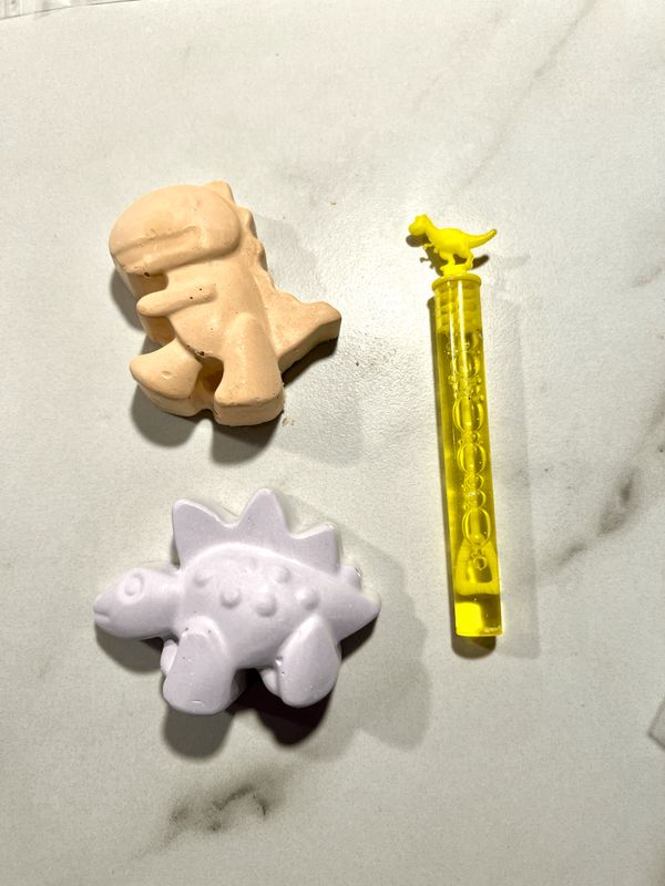 Verjaardagstraktatie Dino Stoepkrijt