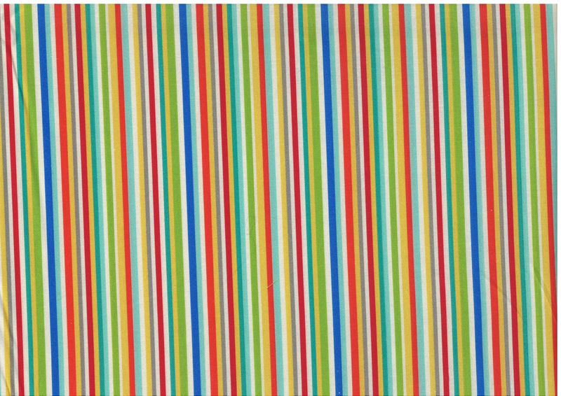 Bomullstyg med smala färgglada ränder – patchworktyg för lappteknik.