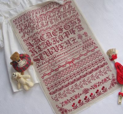 Elle brode en letters carmin by Reflets de Soie 2016 Counted cross stitch pattern