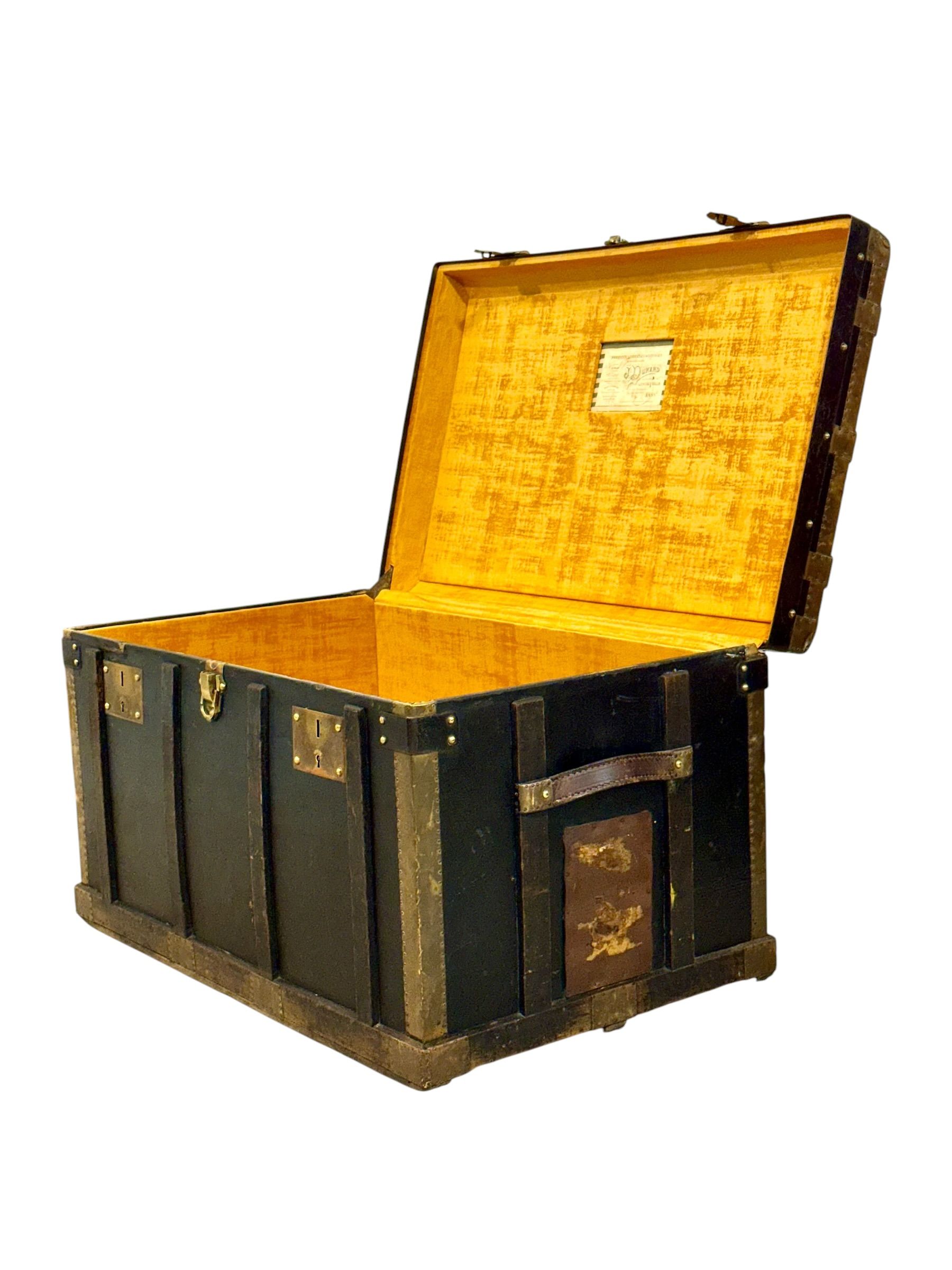Malle de voyage française Belle Époque en toile noire et laiton, vers 1912