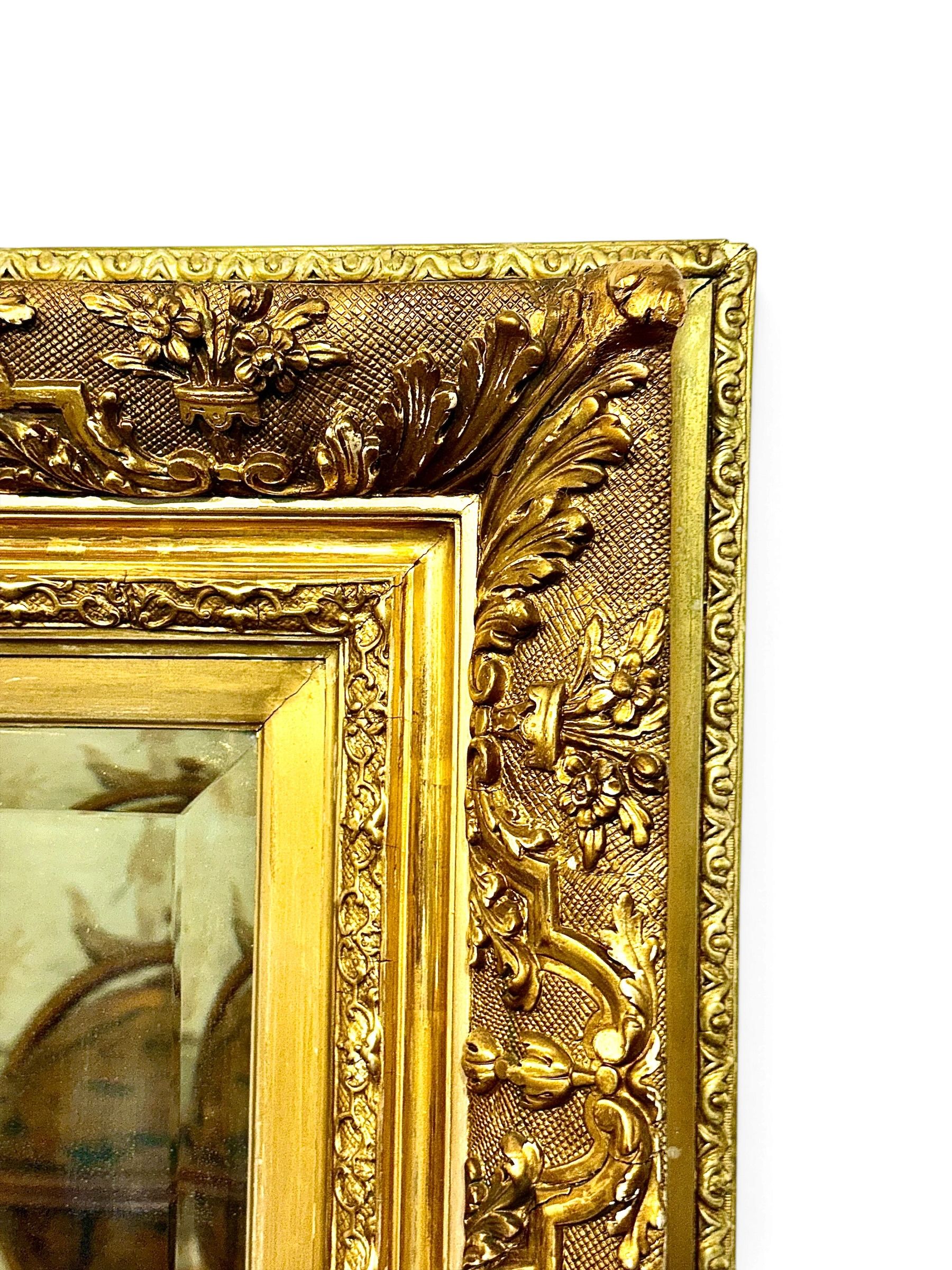 Miroir français Napoléon III en bois doré à glace biseautée, XIXe siècle
