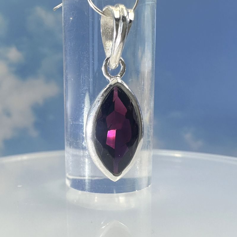 pendant, faceted, genuine garnet in 925 silver