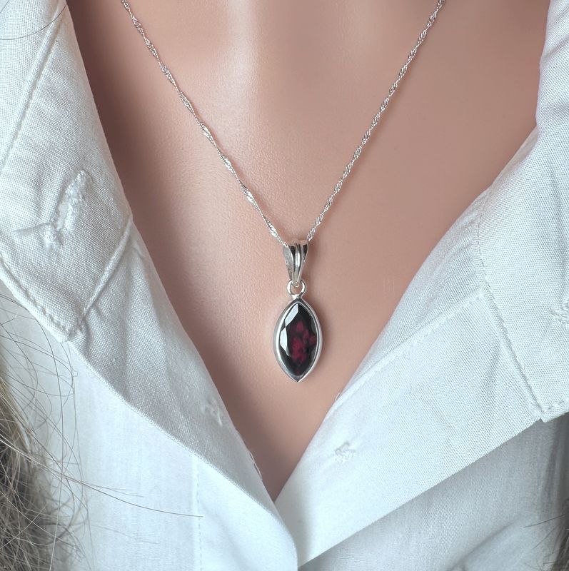 pendant, faceted, genuine garnet in 925 silver